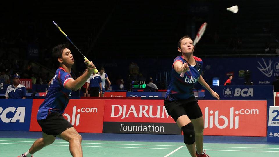 Alfian Eko Prasetya/Annisa Saufika mengalahkan Chris Adcock/Gabrielle Adcock dengan skor 24-22, 18-21, 21-16. - INDOSPORT